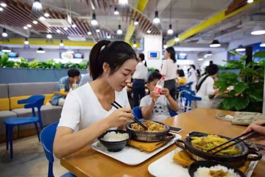 澳门人威尼斯官方网站一年开店超千家藏在大学食堂中的餐饮“小巨头”(图6)