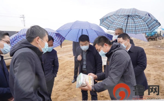 日照银保监分局党委书记局长蒋代明一行到岚山区调研