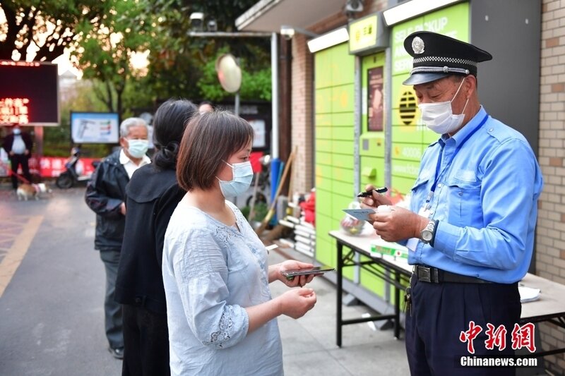 上海首批防范区居民走出小区