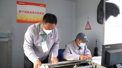 C:UsersHPDesktop抗疫先锋人物：这个春天，他成了“黑人”5-提前沟通，确定发车计划.jpg
