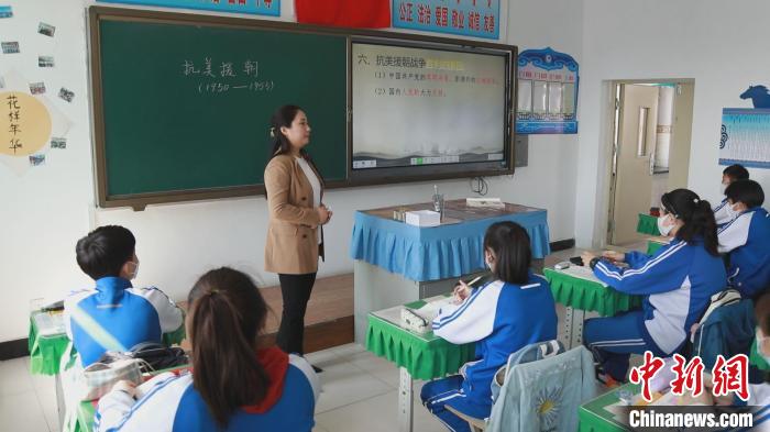 图为新吉乐给学生上课。　欧戈 摄