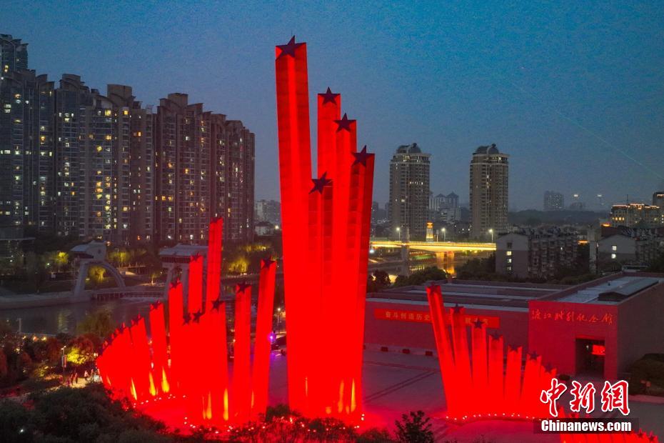 航拍南京渡江胜利纪念馆  “千帆竞渡”群雕点亮长江之滨