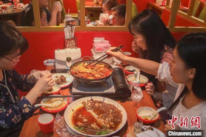 图为市民在一家餐饮店内就餐。　刘力鑫 摄