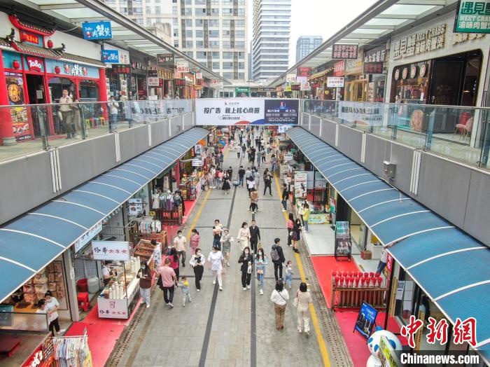 图为无人机航拍江西南昌一美食街，不少市民在逛街品尝美食。　刘力鑫 摄