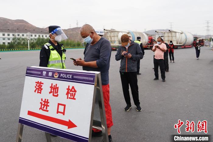 图为来宁返宁人员排队进行&ldquo;落地检&rdquo;。　马铭言 摄