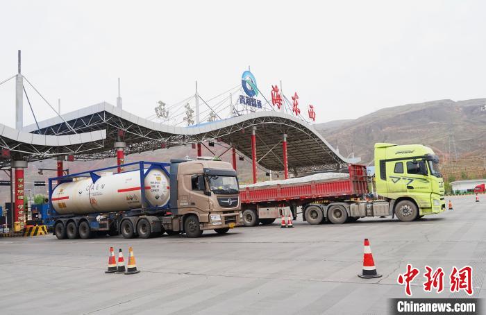 图为入境车辆有序通过收费站。　马铭言 摄