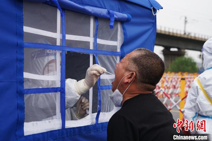 图为来宁返宁人员在收费站出口进行核酸检测。　马铭言 摄