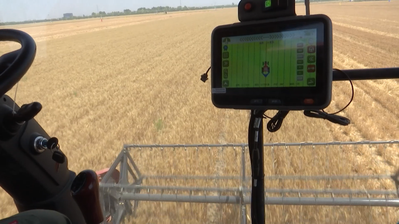 无人驾驶收割机正按照设定路线进行收割。图为无人收割机驾驶室。
无人驾驶收割机正按照设定路线进行收割。图为无人收割机驾驶室。