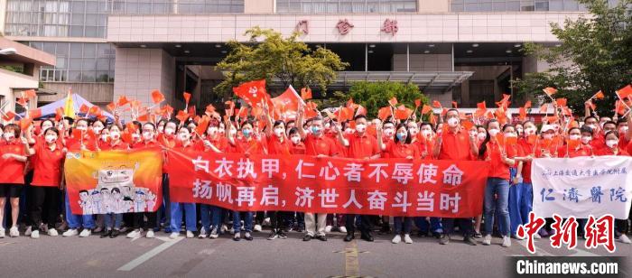 73天来，上海交通大学医学院附属仁济医院累计派出1082名医务人员，投入定点医院建设中。　仁济医院供图