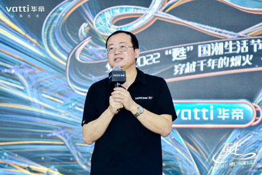 人拿着手机

低可信度描述已自动生成
