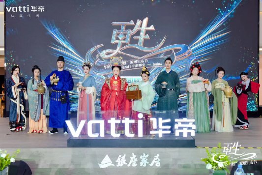 图片包含 室内, 桌子, 照片, 男人

描述已自动生成
