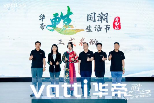 一群人站在台上

中度可信度描述已自动生成