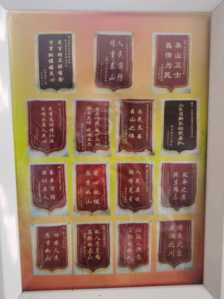 墙上贴着许多海报

描述已自动生成