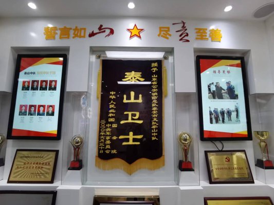 墙上贴着许多海报

描述已自动生成