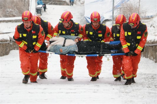 一群人在雪地里摆拍

描述已自动生成