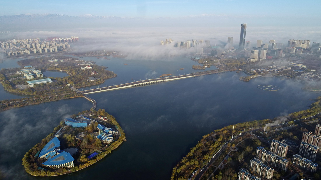 这是银川上空的平流雾景观（11月12日摄，无人机照片）。