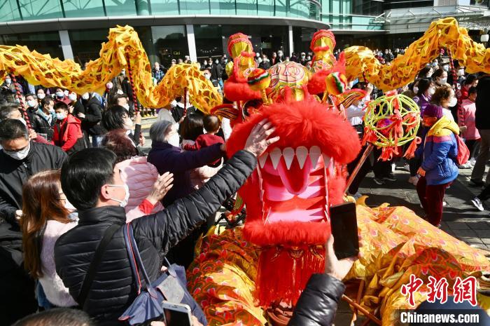 市民触摸龙头沾旺气。　李志华 摄