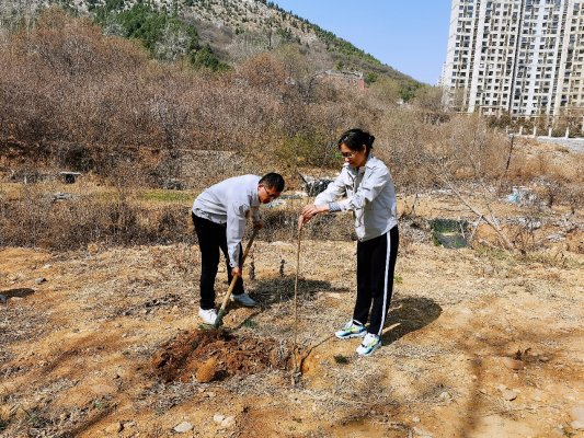 男人站在山上

中度可信度描述已自动生成