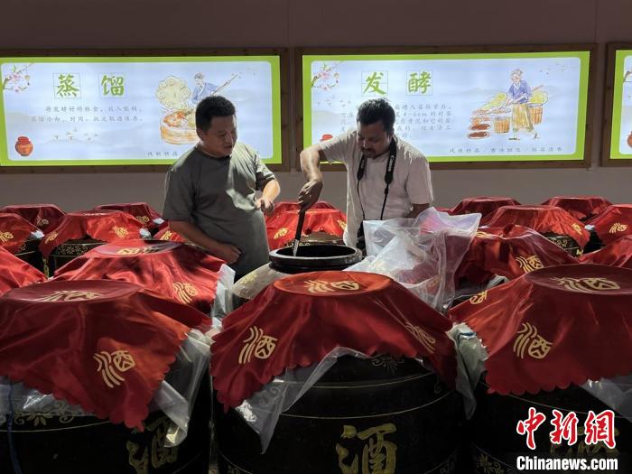 吴迪(Saiyedul)正在参观流芳乡豆酒制造厂。 受访者供图 吴迪(Saiyedul)正在参观流芳乡豆酒制造厂。 受访者供图