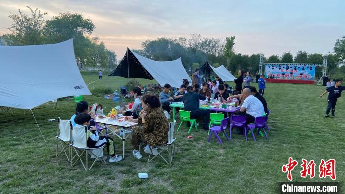 茌平区佳乡田园综合体项目园区在&ldquo;五一&rdquo;假期期间举办的露营节，吸引游客前往。　马红坤 摄