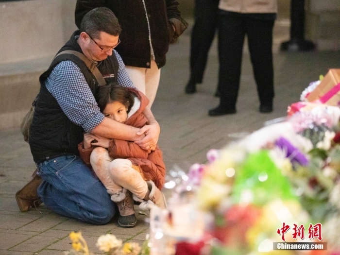 当地时间1月27日，民众在美国加利福尼亚州半月湾市举行的守夜活动中悼念枪击事件遇难者。1月23日下午，半月湾市发生枪击事件，造成7人死亡、1人受伤。<a target=