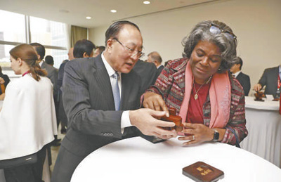 11月1日,中国常驻联合国代表张军(左)向联合国安理会成员国常驻代表介绍鲁班锁。中国常驻联合国代表团供图 11月1日,中国常驻联合国代表张军(左)向联合国安理会成员国常驻代表介绍鲁班锁。中国常驻联合国代表团供图