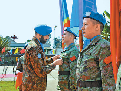 7月25日,联合国刚果(金)稳定特派团南部战区代司令瓦卡尔(左一)为中国维和官兵授勋。本报记者闫韫明摄 7月25日,联合国刚果(金)稳定特派团南部战区代司令瓦卡尔(左一)为中国维和官兵授勋。本报记者闫韫明摄