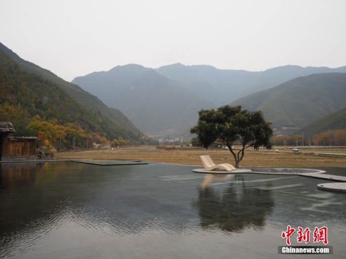 云南迪庆州维西县塔城镇启别村天域塔城酒店，四面被群山环抱，风景宜人。高雅曼 摄