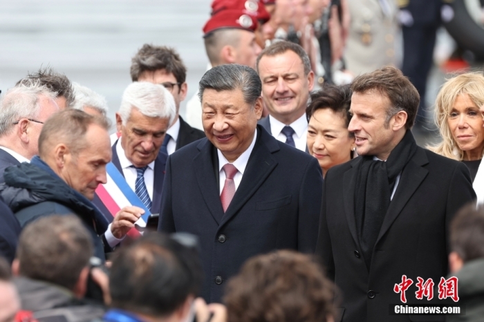 当地时间5月7日，中国国家主席习近平从法国巴黎飞抵塔布，继续对法国的国事访问。马克龙总统夫妇在机场迎接。<a target=_blank href=/>中新社</a>记者 盛佳鹏 摄