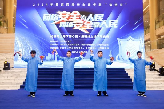 图片包含 室内, 建筑, 站, 蓝色

描述已自动生成