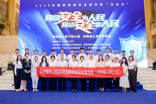 一群人站在台上

中度可信度描述已自动生成