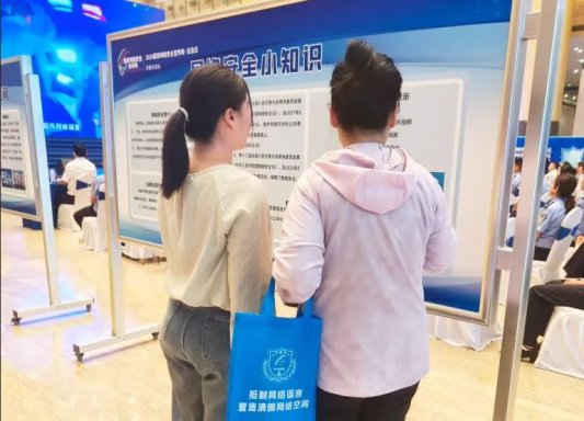 图片包含 站, 游戏机, 女人, 男人

描述已自动生成