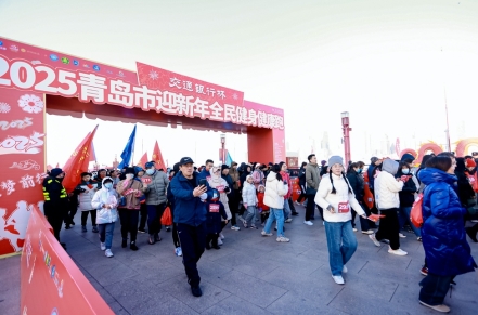 一群人站在街道上

描述已自动生成