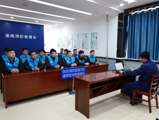 人们在看台上的人在房间里

AI 生成的内容可能不正确。