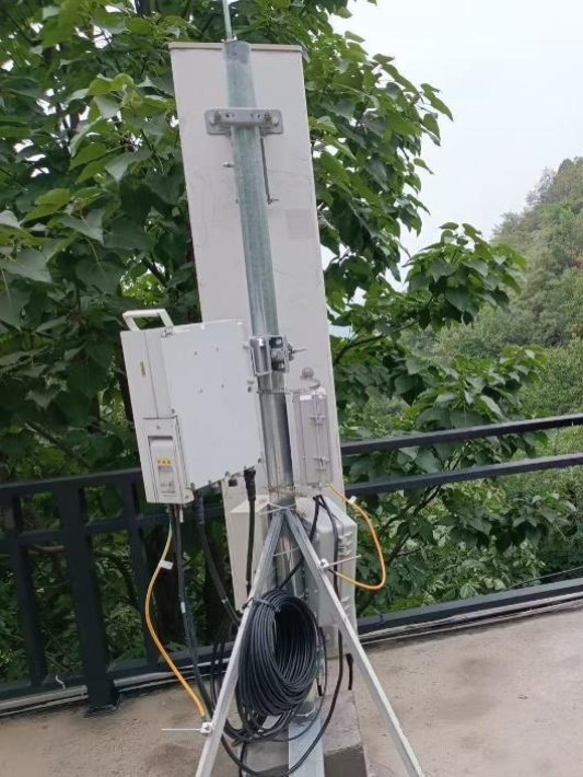 男人站在路边

AI 生成的内容可能不正确。