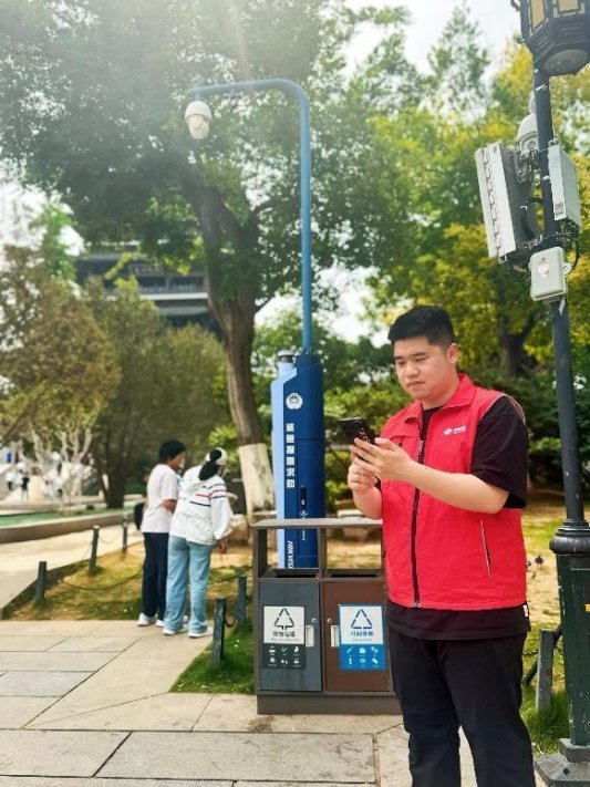 小孩站在街道上

AI 生成的内容可能不正确。