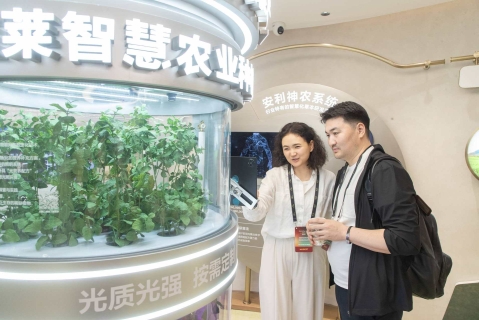 图片包含 室内, 人, 站, 桌子

AI 生成的内容可能不正确。