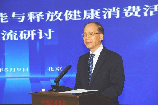 穿着西装笔挺的男子与配字

AI 生成的内容可能不正确。