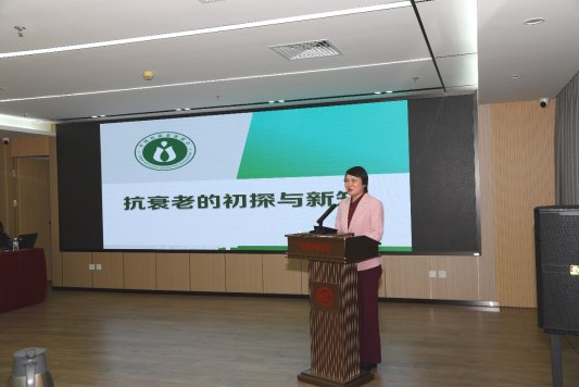 图片包含 室内, 天花板, 桌子, 房间

AI 生成的内容可能不正确。