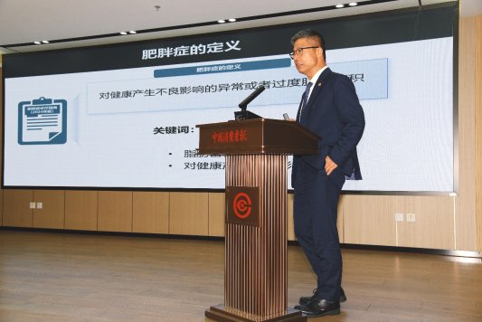 穿着西装笔挺的男子正在演讲

AI 生成的内容可能不正确。