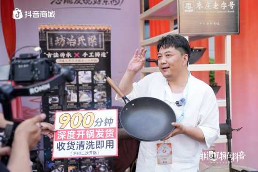 男人的照片上写着字

中度可信度描述已自动生成