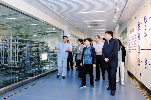 人们站在火车旁

AI 生成的内容可能不正确。