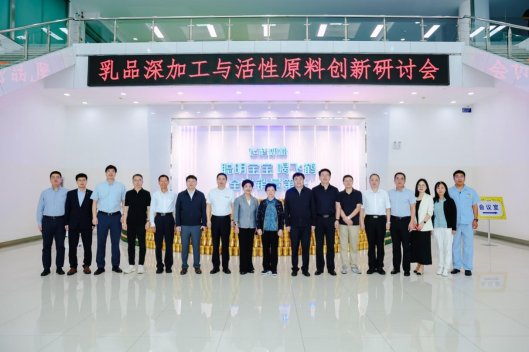 一群人站在台上

AI 生成的内容可能不正确。