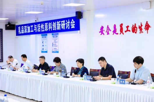 一群人站在桌子边

AI 生成的内容可能不正确。