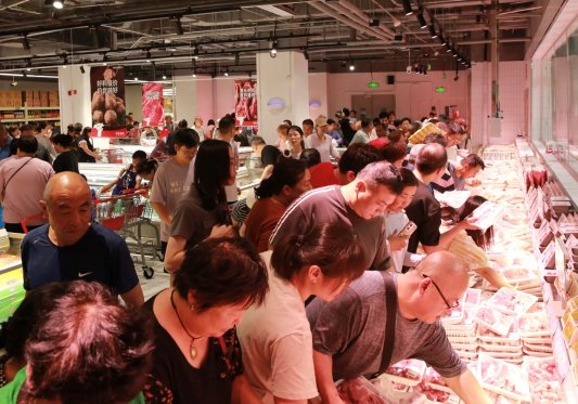 一群人在餐厅里
AI 生成的内容可能不正确。