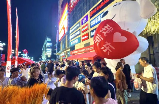 人们站在人群中
AI 生成的内容可能不正确。