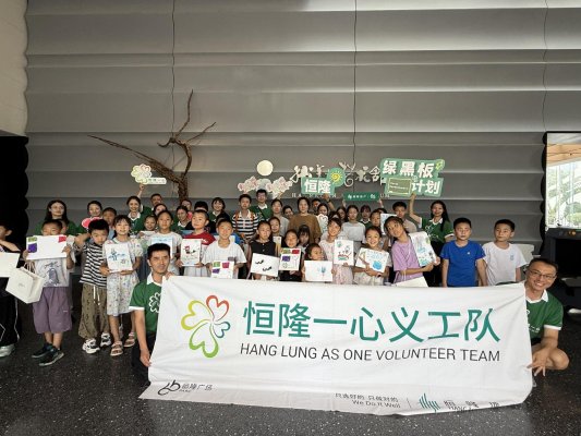 一群人站在台上

AI 生成的内容可能不正确。