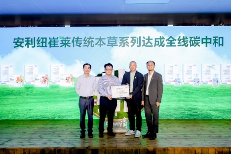 一群人站在男人的照片上写着字

AI 生成的内容可能不正确。