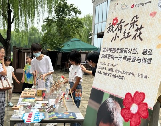 桌子上摆放着广告卡片和许多人

AI 生成的内容可能不正确。
