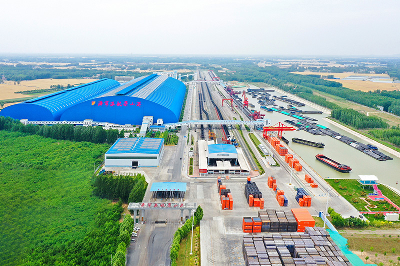 航拍梁山港，整个港区不见煤灰。济宁港供图